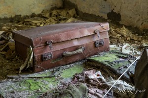 A case with lid down is all that remains in the bedroom