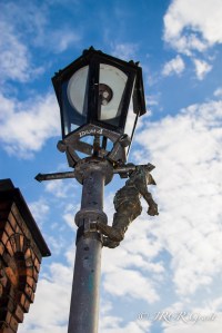 The Gasfitter gnome adjusts a light on Tumski Bridge