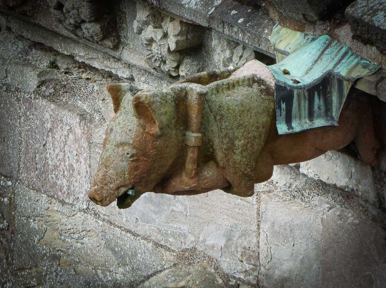 The bagpipe playing pig on the roof of Melrose Abbey
